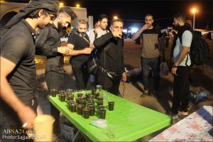 “Iraquíes sirven en maukeb a los peregrinos del Arbaín en la frontera de Chazabe”