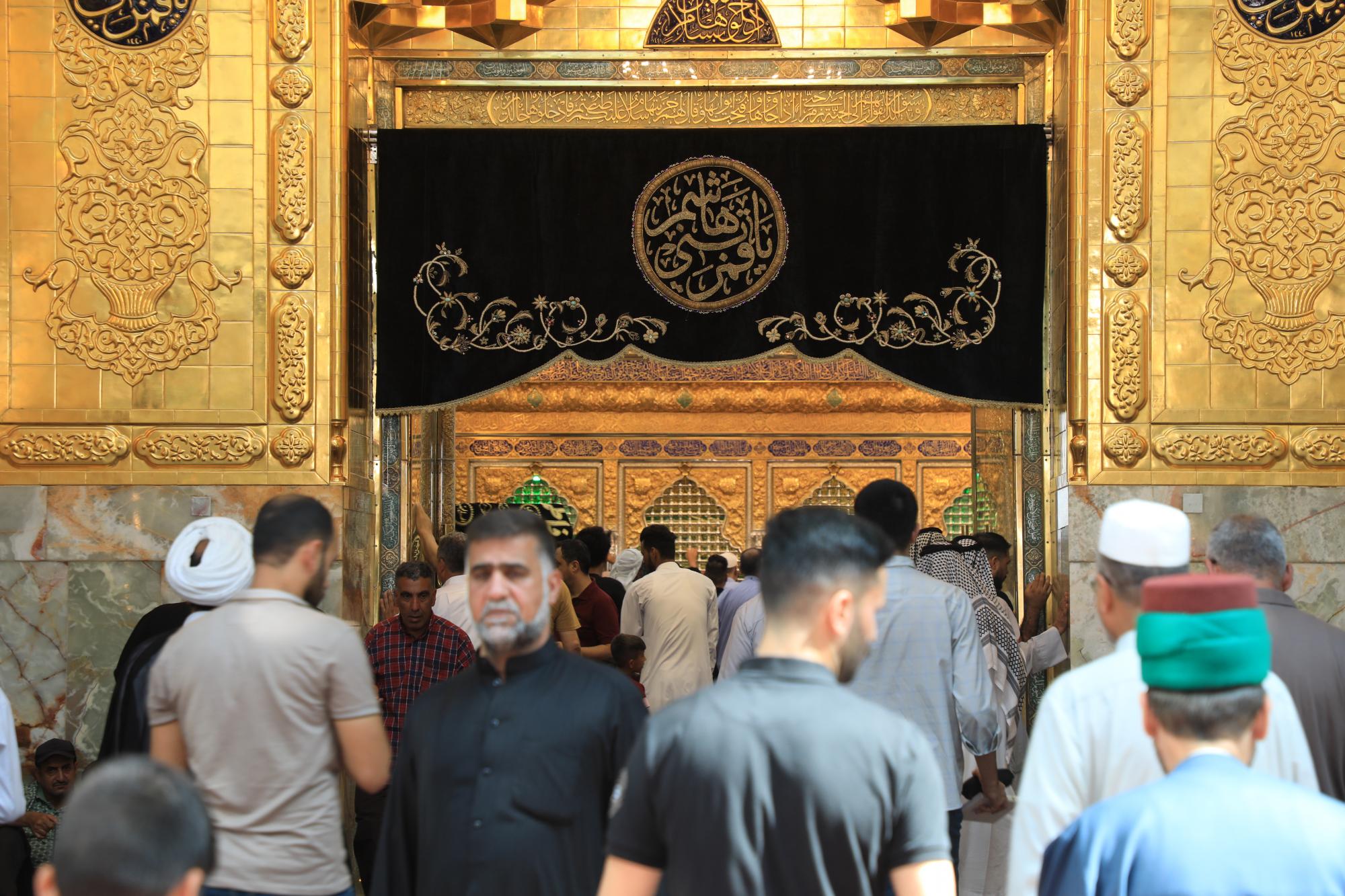 Al-Abbas Shrine covered with black on anniversary of demolition of graves of Imams of Baqi