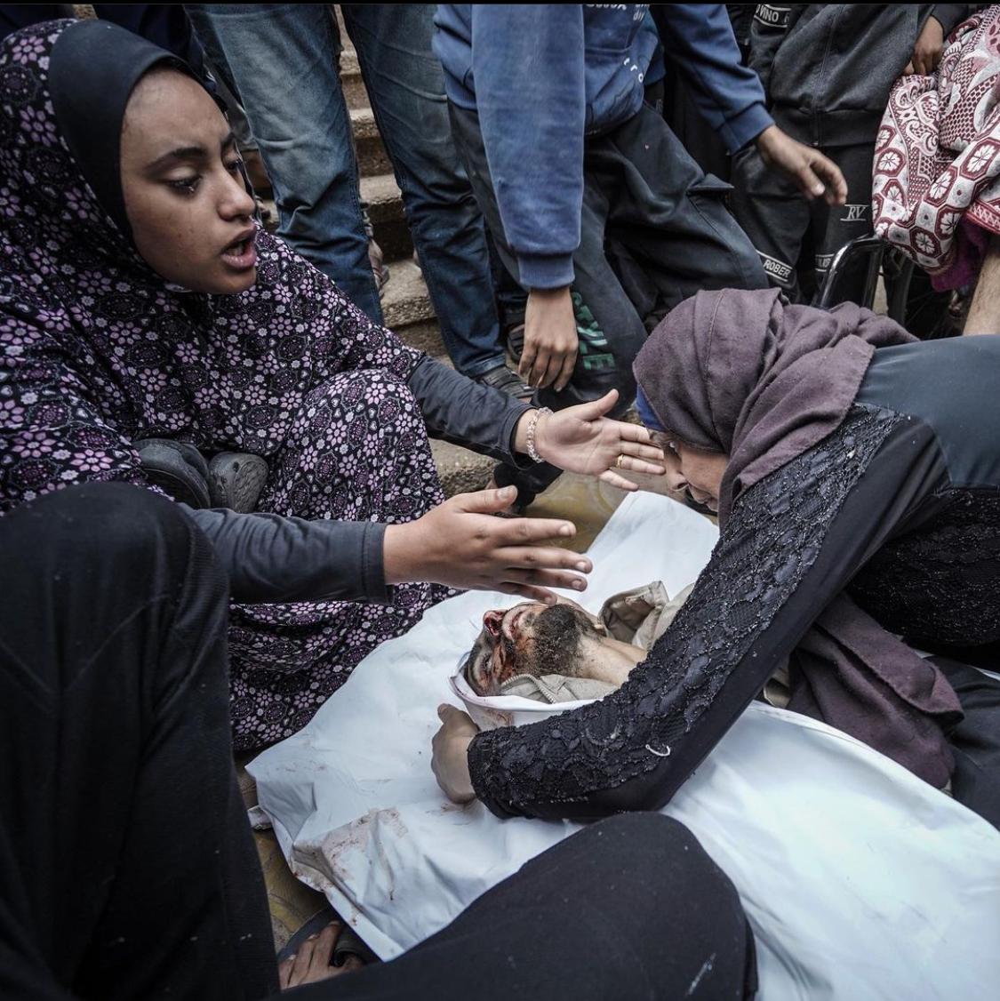 Photos: Last farewell to her husband, who martyred by Israeli ...